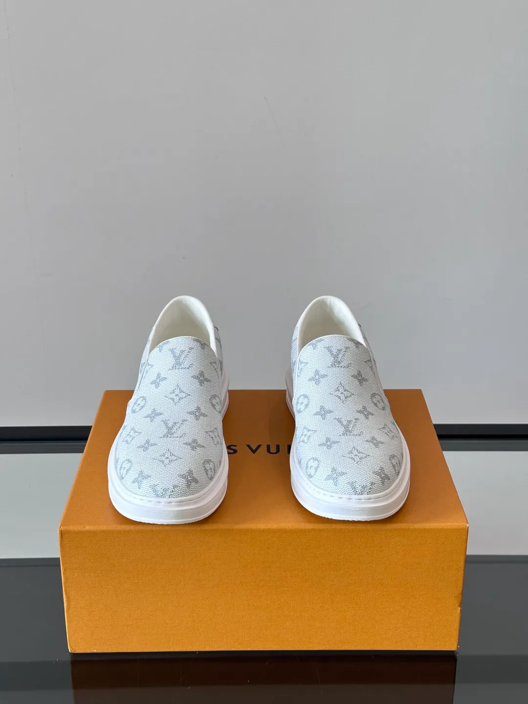 Men's shoes 💰p360 "LOUIS VUITTO＊" Classic presbyopic slip-on loafers are made of classic Damier Gra men's shoes 💰phite canvas, with LV logo embellishment on the shoe body, leather straps decorated with LV metal logo buckles, smooth calf leather trim, and Monogram flower rubber outsole, full of youthful vitality and elegance. Blake craftsmanship and hand-stitched uppers cleverly establish recognition, and the standard sheepskin lining provides a comfortable and soft foot feel! Size: 38-44